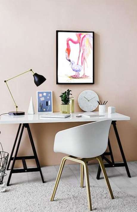 10. Mesa cavalete para escritório moderno em tons de rosa – Via: Pinterest 10. Mesa cavalete para escritório moderno em tons de rosa – Via: Pinterest