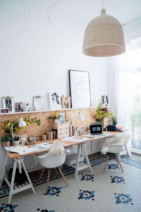 14. Mesa cavalete para escritório em casa super moderno – Via: Mariee Weddings 14. Mesa cavalete para escritório em casa super moderno – Via: Mariee Weddings