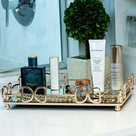 52. O acabamento em dourado da bandeja para banheiro traz elegância ao espaço. Fonte: Pinterest 52. O acabamento em dourado da bandeja para banheiro traz elegância ao espaço. Fonte: Pinterest
