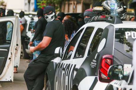 Policiais militares encapuzados e sem farda se reúnem em protesto na cidade de Fortaleza, na quarta-feira (19) Policiais militares encapuzados e sem farda se reúnem em protesto na cidade de Fortaleza, na quarta-feira (19)