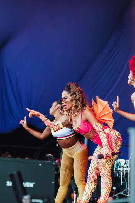 Anitta agita Carvalheira na Ladeira vestida de cavalo marinho Anitta agita Carvalheira na Ladeira vestida de cavalo marinho