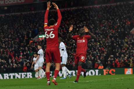 Mané e Alexander-Arnold comemoram o terceiro gol do Liverpool, que garantiu a vitória sobre West Ham (FOTO: AFP) Mané e Alexander-Arnold comemoram o terceiro gol do Liverpool, que garantiu a vitória sobre West Ham (FOTO: AFP)