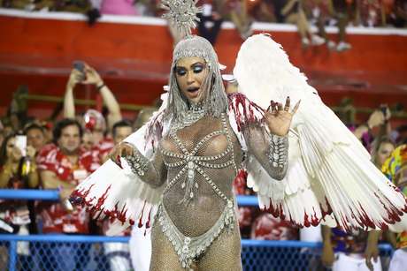 Gracyanne Barbosa comeu mais de 30 ovos para desfilar como rainha de bateria da União da Ilha.