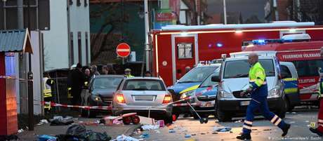 Carro prateado causador do incidente: segundo testemunhas, motorista parecia querer atingir crianças Carro prateado causador do incidente: segundo testemunhas, motorista parecia querer atingir crianças