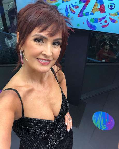 Fátima Bernardes usou peruca em tom avermelhado e com franja Fátima Bernardes usou peruca em tom avermelhado e com franja