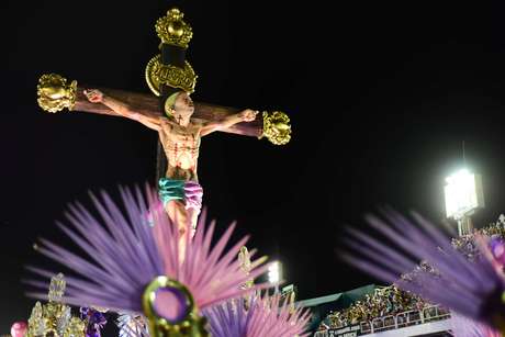 Mangueira levou várias versões de Jesus Cristo à avenida Mangueira levou várias versões de Jesus Cristo à avenida