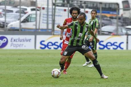 O jogo entre Coelho e Tombense foi muito disputado no Horto, mas saiu vitorioso de campo-(Mourão Panda/América-MG)