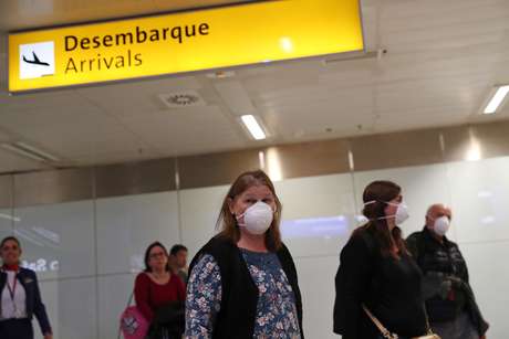 Passageiros usando máscaras chegam no aeroporto de Guarulhos
29/02/2020
REUTERS/Amanda Perobelli
