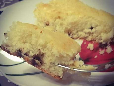 Bolo de baunilha com gotas de chocolate