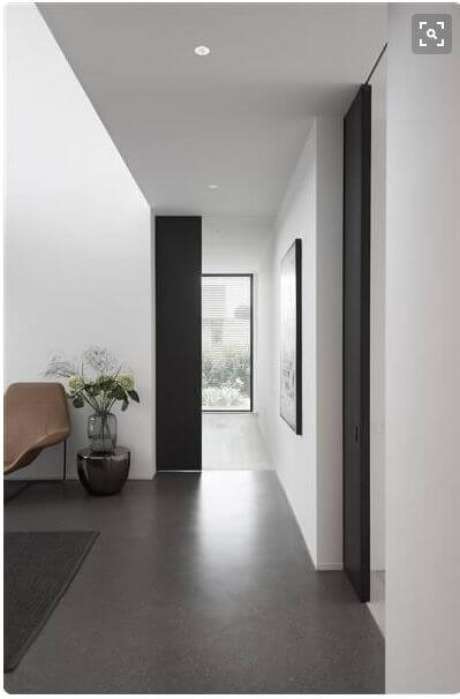 10. O porcelanato cinza escuro é moderno e fica lindo na casa – Via: Pinterest 10. O porcelanato cinza escuro é moderno e fica lindo na casa – Via: Pinterest