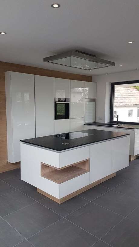 23. Porcelanato cinza escuro na cozinha com os armários brancos – Via: Pinterest 23. Porcelanato cinza escuro na cozinha com os armários brancos – Via: Pinterest