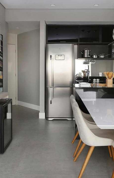 22. Porcelanato cinza na cozinha moderna – Via: Pinterest 22. Porcelanato cinza na cozinha moderna – Via: Pinterest