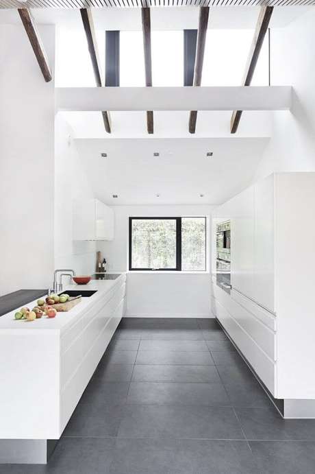 40. Porcelanato cinza escuro na cozinha branca e moderna – Via: Futurista Architecture 40. Porcelanato cinza escuro na cozinha branca e moderna – Via: Futurista Architecture