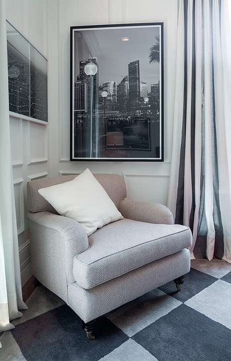 4. Poltrona, almofada e cortina podem receber uma paleta suave, mantendo a neutralidade no quarto com parede branca. Fonte: Quartos Etc. 4. Poltrona, almofada e cortina podem receber uma paleta suave, mantendo a neutralidade no quarto com parede branca. Fonte: Quartos Etc.