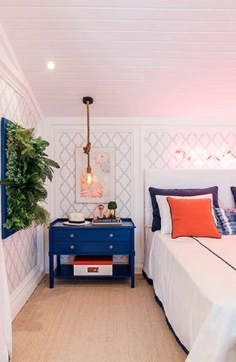 5. Móveis e objetos decorativos coloridos se destacam no quarto com parede branca. Fonte: Quartos Etc. 5. Móveis e objetos decorativos coloridos se destacam no quarto com parede branca. Fonte: Quartos Etc.