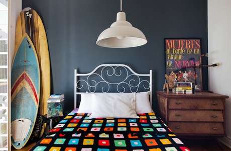 45. As pranchas de surf coloridas se destacam na decoração desse ambiente. Fonte: Pinterest