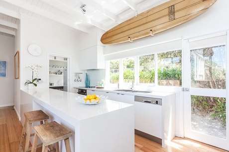 7. Decore de forma descontraída a cozinha da casa de praia com prancha de surf. Fonte: Decor 8