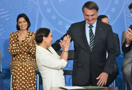 Bolsonaro deixa dúvida sobre 'carta branca' a Regina Duarte