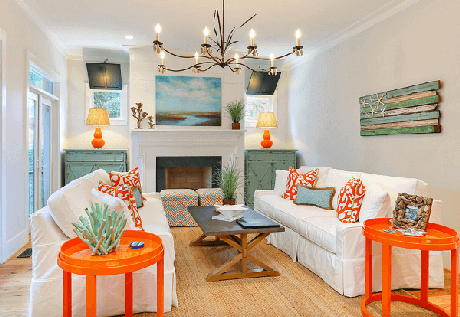 53. Móveis coloridos se destacam na decoração dessa casa de praia. Fonte: The Spruce