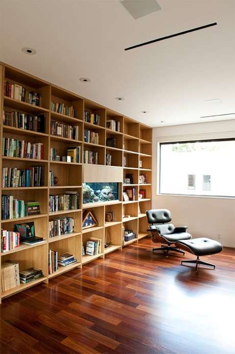 34. O aquário pode compor de forma discreta a biblioteca da casa. Fonte: Pinterest 34. O aquário pode compor de forma discreta a biblioteca da casa. Fonte: Pinterest