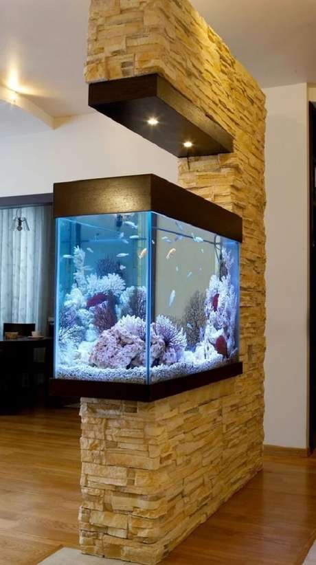 35. O aquário pode dividir ambientes da casa. Fonte: Pinterest 35. O aquário pode dividir ambientes da casa. Fonte: Pinterest