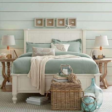 55. O colcha azul da cama remete a tonalidade do oceano. Fonte: Pinterest