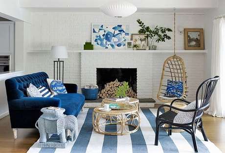 59. O tapete listrado combinou perfeitamente com o restante da decoração da sala de estar da casa de praia. Fonte: Pinterst