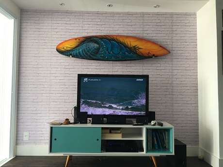 63. Que tal uma sala com prancha de surf na casa de praia? Fonte: Pinterest