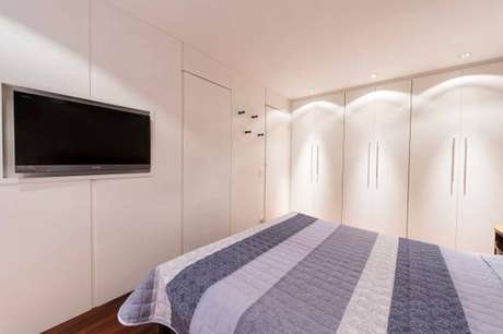 23. Quarto com guarda roupa embutido casal