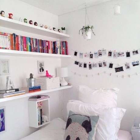 21. Quarto clean decorado com varal de fotos e prateleiras para livros 21. Quarto clean decorado com varal de fotos e prateleiras para livros