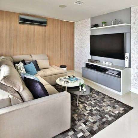 75. Invista em um belo tapete para a decoração de sala de estar – Foto: Mikaelian Freitas Arquitetura 75. Invista em um belo tapete para a decoração de sala de estar – Foto: Mikaelian Freitas Arquitetura
