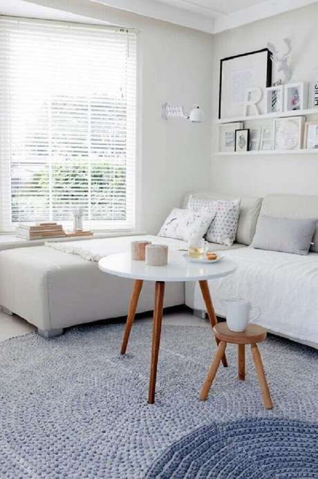78. Decoração de sala toda branca com tapete cinza redondo e prateleira para apoiar quadros – Foto: Archzine 78. Decoração de sala toda branca com tapete cinza redondo e prateleira para apoiar quadros – Foto: Archzine