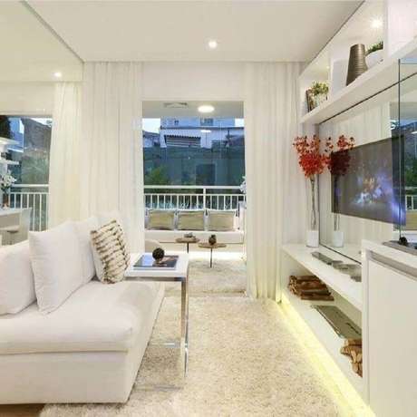 83. Decoração de sala pequena toda branca com tapete felpudo para deixar o ambiente mais aconchegante – Foto: Chris Silveira 83. Decoração de sala pequena toda branca com tapete felpudo para deixar o ambiente mais aconchegante – Foto: Chris Silveira