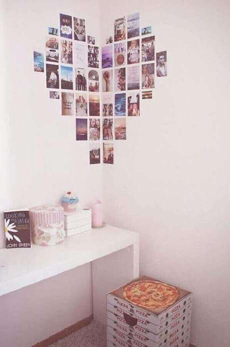 39. Decoração simples com painel de fotos em formato de coração 39. Decoração simples com painel de fotos em formato de coração