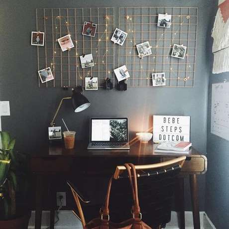 60. Mural de fotos para escritório – Via: Pinterest 60. Mural de fotos para escritório – Via: Pinterest