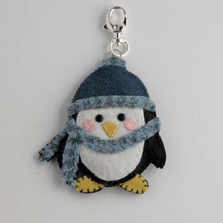 18. Chaveiro de feltro caprichado com formato de pinguim. Fonte: Pinterest 18. Chaveiro de feltro caprichado com formato de pinguim. Fonte: Pinterest