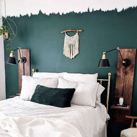 31. Inspiração para quarto verde esmeralda com cama branca – Via: Pinterest 31. Inspiração para quarto verde esmeralda com cama branca – Via: Pinterest