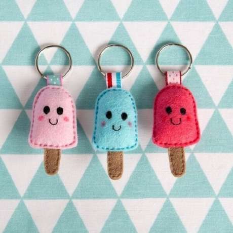 40. Mini picolés forma um lindo chaveiro de feltro. Fonte: Casa e Artesanato 40. Mini picolés forma um lindo chaveiro de feltro. Fonte: Casa e Artesanato