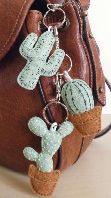 1. O chaveiro de feltro se torna um lindo acessório de bolsa. Fonte: Pinterest 1. O chaveiro de feltro se torna um lindo acessório de bolsa. Fonte: Pinterest