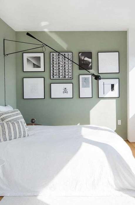 61. Quarto verde com conjunto de quadros – Via: Pinterest 61. Quarto verde com conjunto de quadros – Via: Pinterest