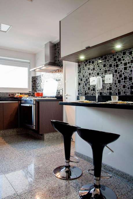 27. As banquetas para cozinha podem otimizar o espaço de uma cozinha menor 27. As banquetas para cozinha podem otimizar o espaço de uma cozinha menor