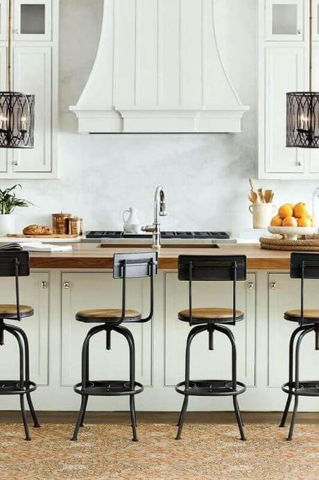 18. Banquetas de cozinha americana com decoração branca com estilo clássico 18. Banquetas de cozinha americana com decoração branca com estilo clássico