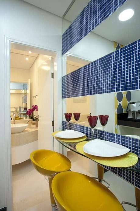 39. Nada como combinar as banquetas da cozinha com o revestimento e detalhes 39. Nada como combinar as banquetas da cozinha com o revestimento e detalhes