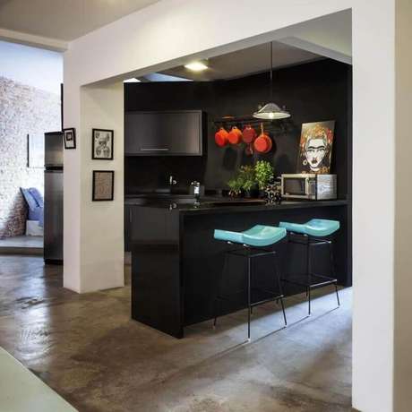 17. Assento azul tiffany das banquetas para cozinha americana preta trouxeram um contraste para o ambiente 17. Assento azul tiffany das banquetas para cozinha americana preta trouxeram um contraste para o ambiente