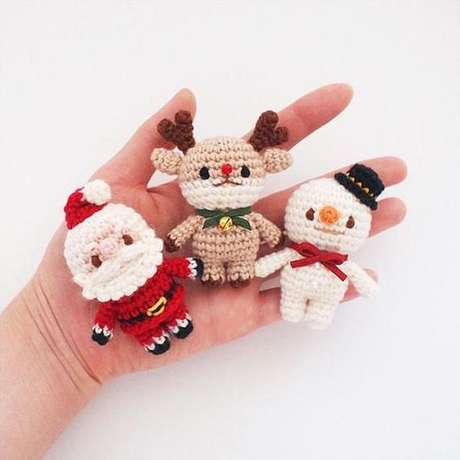 41. Sua decoração de Natal pode ser feita com amigurumi. Foto: Pinterest 41. Sua decoração de Natal pode ser feita com amigurumi. Foto: Pinterest