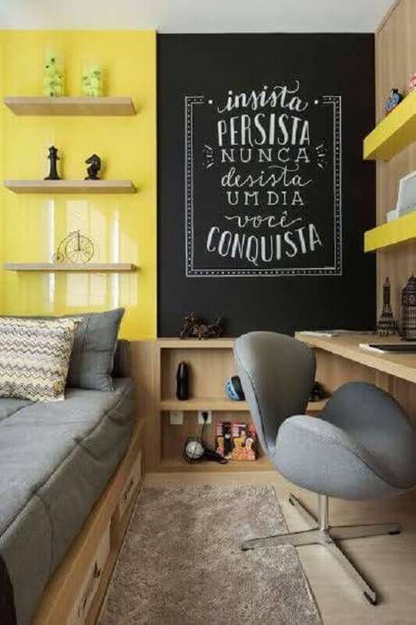 31. Quarto amarelo decorado com prateleiras de madeira e tinta lousa – Foto: Revista VD 31. Quarto amarelo decorado com prateleiras de madeira e tinta lousa – Foto: Revista VD