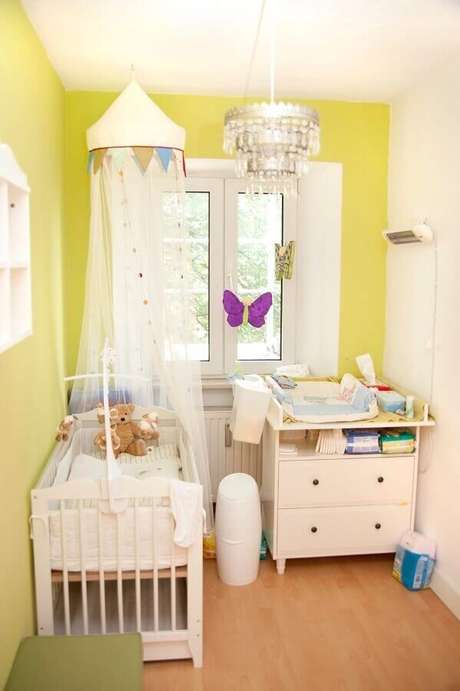 48. Decoração simples para quarto de bebê amarelo e branco – Foto: Vintage Decor 48. Decoração simples para quarto de bebê amarelo e branco – Foto: Vintage Decor