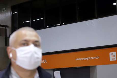 Homem usa máscara de proteção facial no aeroporto de Guarulho 12/03/2020 REUTERS/Rahel Patrasso