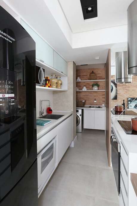 29. Modelo de cozinha com lavanderia pequena decorada com armários planejados – Foto: Planete-deco 29. Modelo de cozinha com lavanderia pequena decorada com armários planejados – Foto: Planete-deco