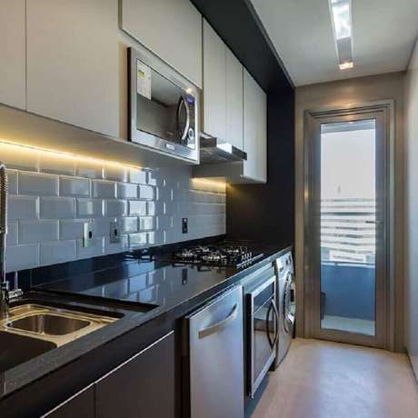 32. Cozinha planejada com lavanderia decorada com subway tile e armários planejados em preto e branco – Foto: Studio DWG Arquitetura e Interiores 32. Cozinha planejada com lavanderia decorada com subway tile e armários planejados em preto e branco – Foto: Studio DWG Arquitetura e Interiores